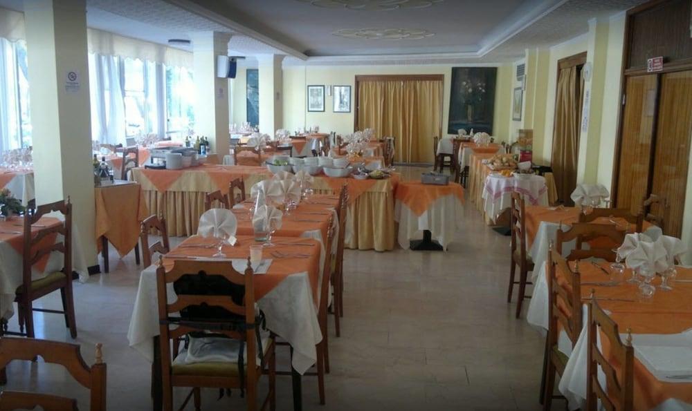 Hotel Dom Milano Marittima Exterior foto