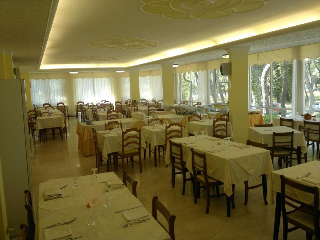 Hotel Dom Milano Marittima Exterior foto