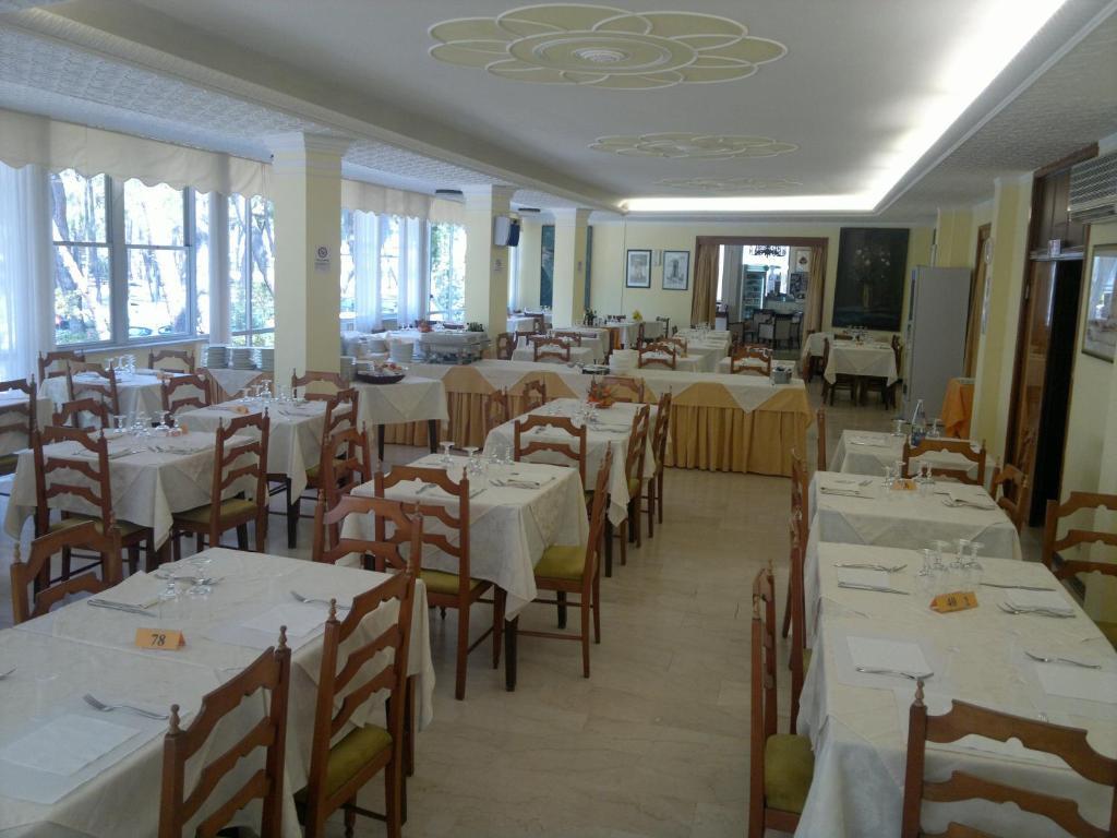 Hotel Dom Milano Marittima Exterior foto