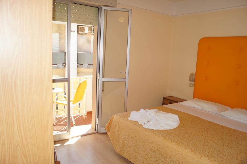 Hotel Dom Milano Marittima Exterior foto