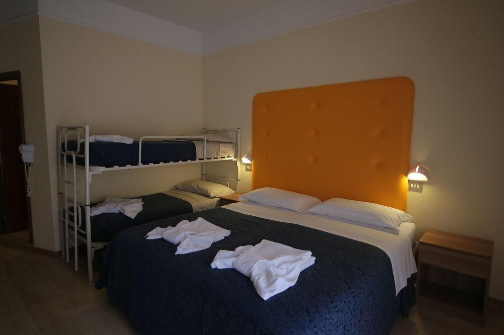 Hotel Dom Milano Marittima Exterior foto