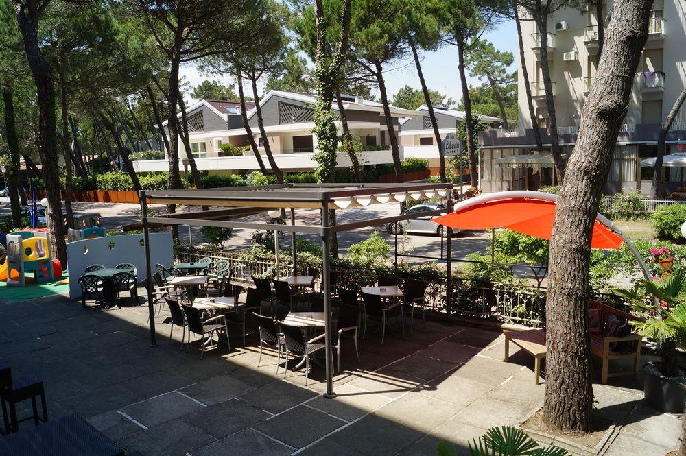 Hotel Dom Milano Marittima Exterior foto